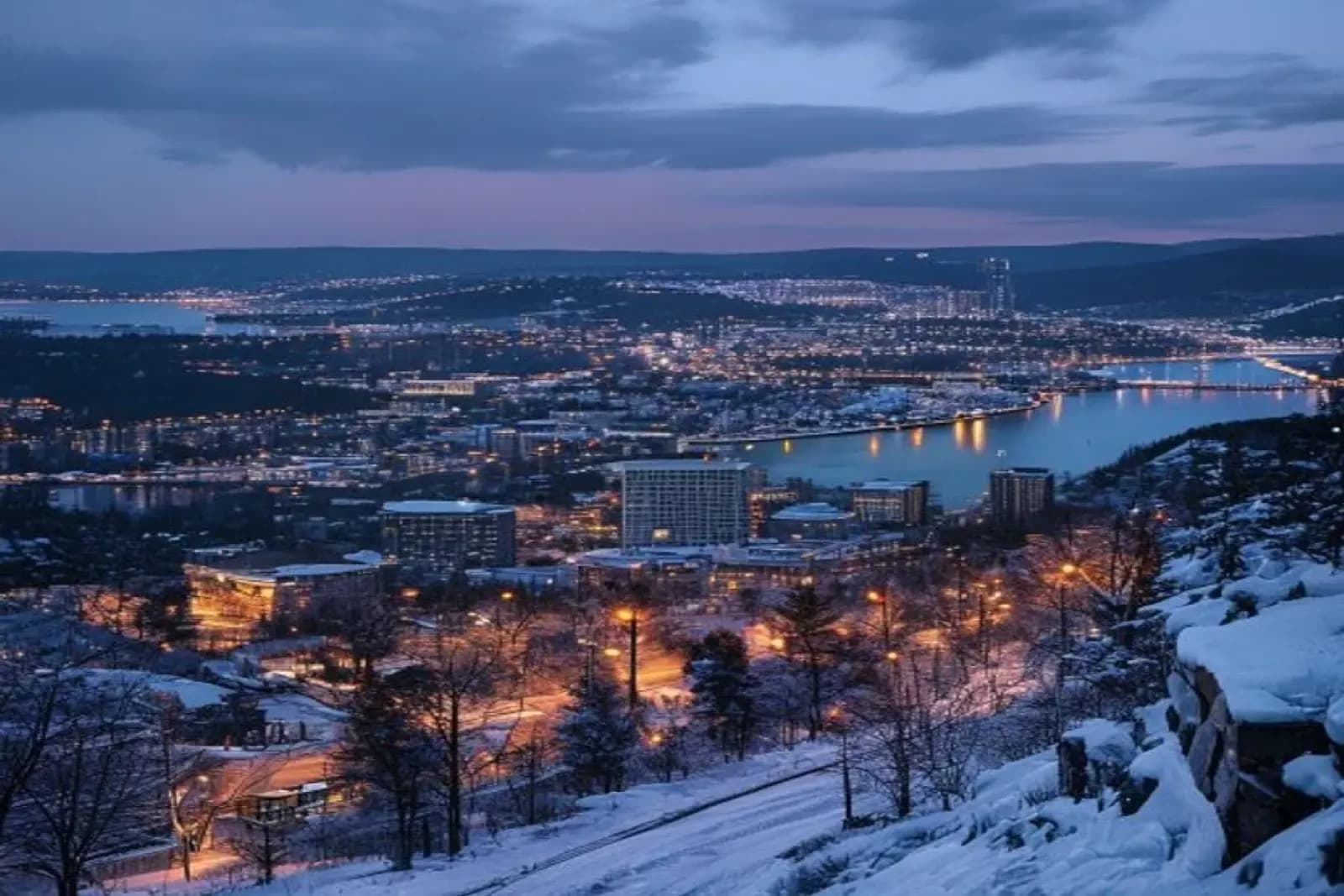Kelowna, BC — Okanagan Valley winter scene, Lake Okanagan snow cover on resort and commercial properties, snow.ca service area — Canada.