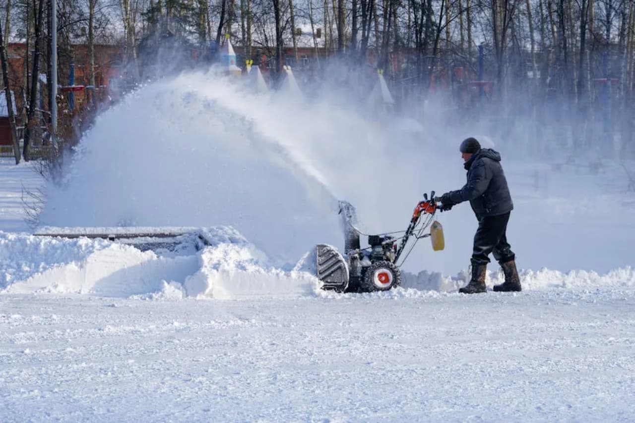 2026 snow blower buyer guide — Honda HSS1332ATD, Ariens Deluxe 28 SHO, Toro 60V Power Max for Canadian operators.