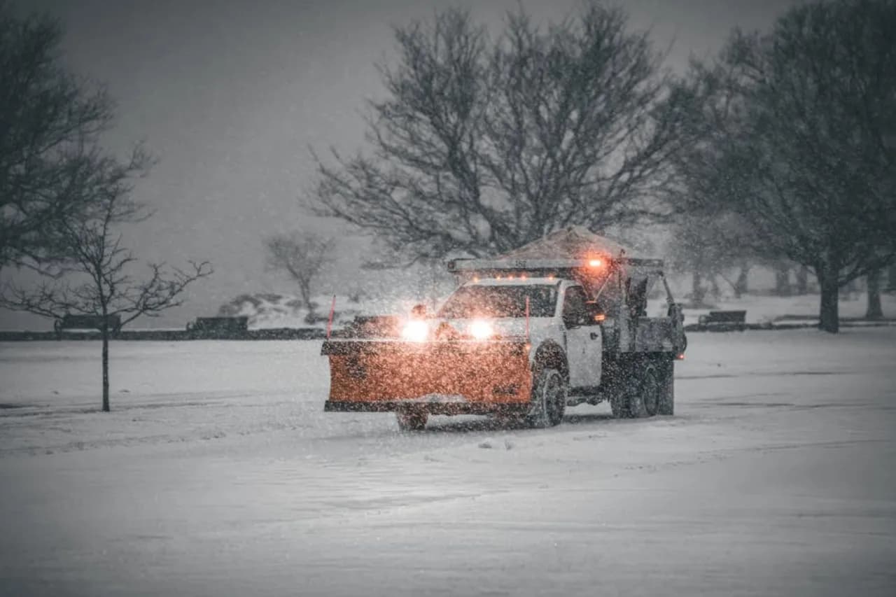 Boss DXT V-plow on a Ford F-350 — truck-mounted snow plow buyer guide context for Canadian commercial operators.