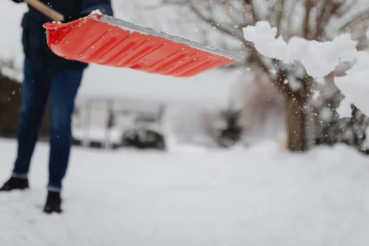 Canadian snow shovel kit — ergonomic and scoop blades ready for residential driveway and walkway clearing.