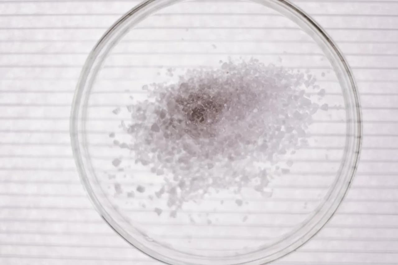 Magnesium chloride flakes — pet-safe and concrete-safe Canadian de-icer for environmentally sensitive sites.