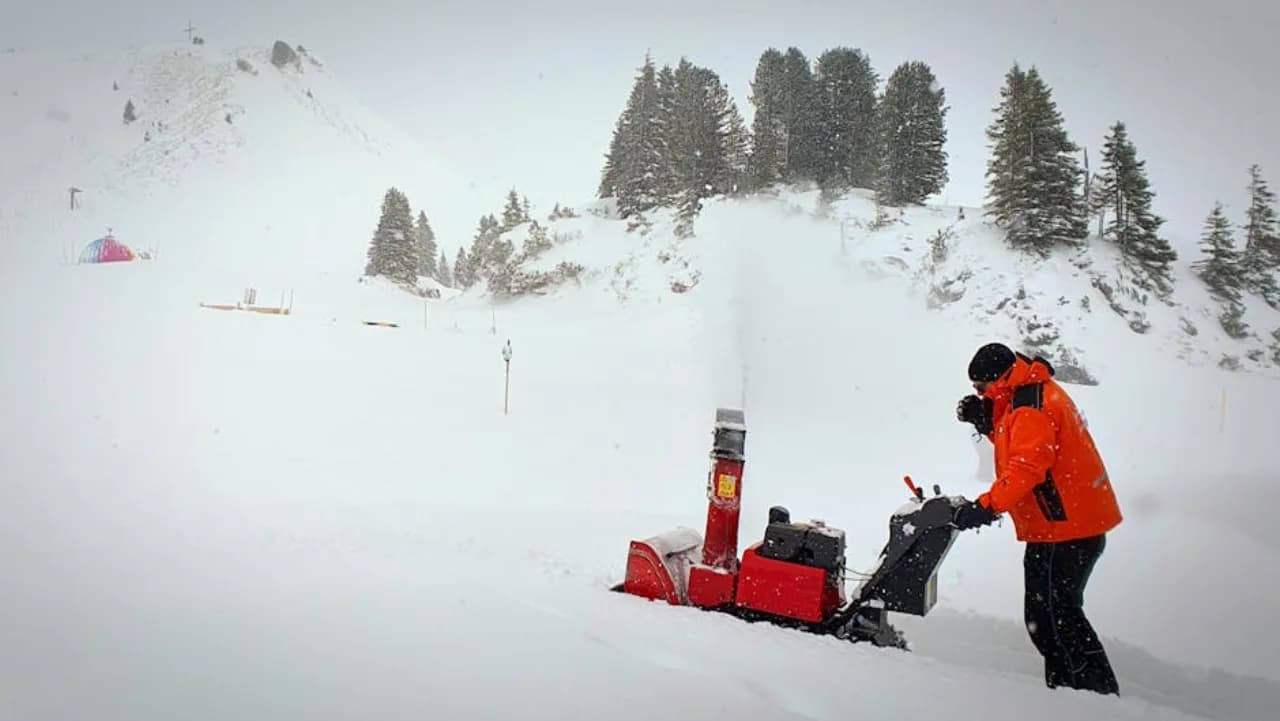 Buyer guide comparison — Honda HSS, Ariens Deluxe, Toro Power Max, Cub Cadet 3X snow blowers for Canadian winter conditions.