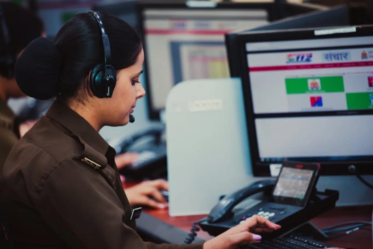 Storm response dispatch control room — multi-screen operations monitoring 80+ Canadian snow routes.